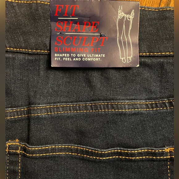 Woman’s Chaps Jeans in Pristine Condition!! - Picture 2 of 9
